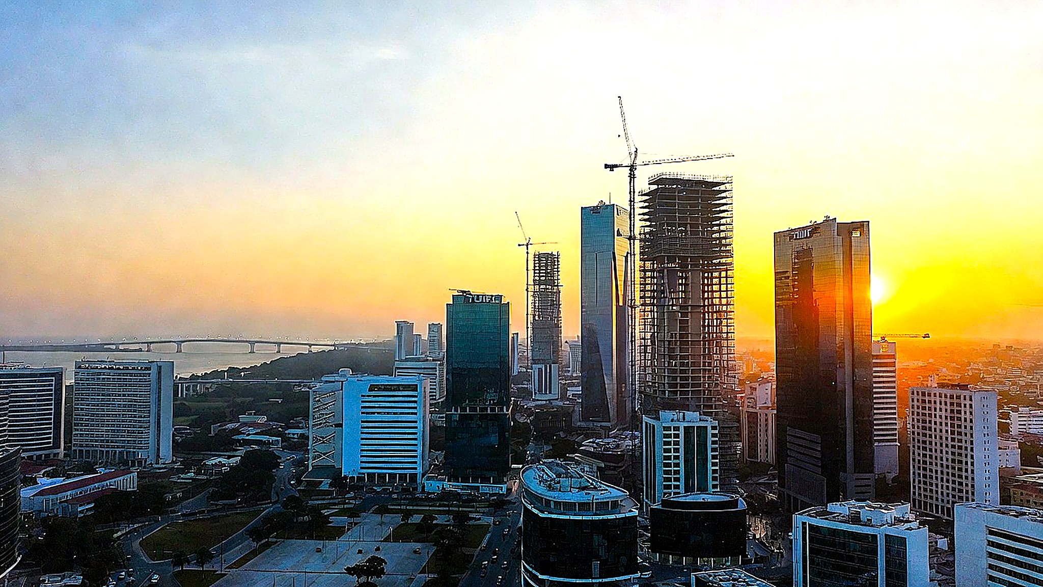 Skyline d'Abidjan au coucher du soleil